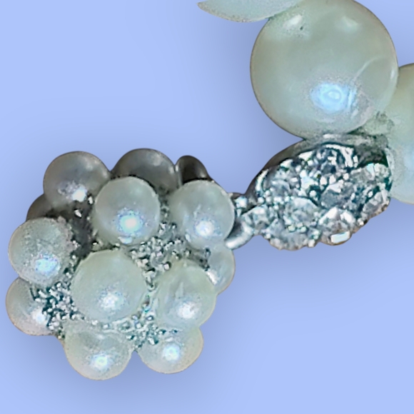 Chic Pearl Bracelet with Floral Accent - Picture 5 of 5